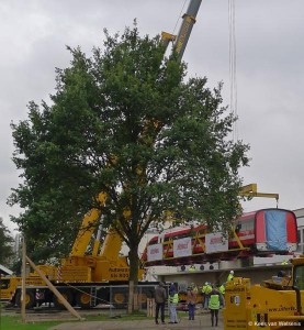 De Transrapid TR09 wordt op de baan in Nortrup gehesen