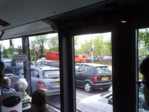 Blick auf Verkehrschaos aus dem Bus